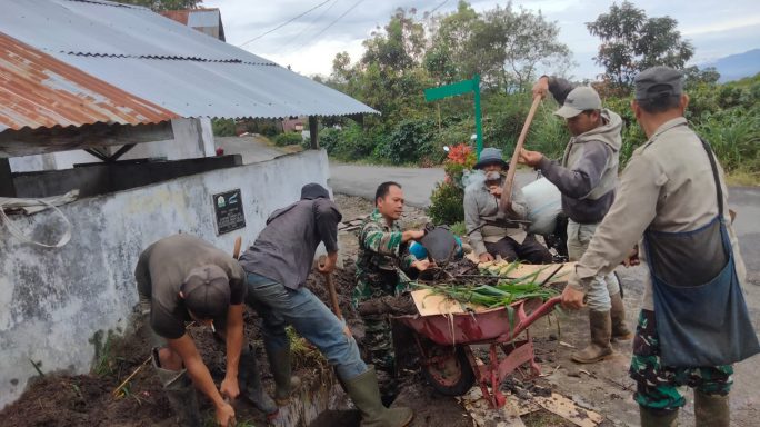 Waspada Banjir: Babinsa Bersama Warga Bersihkan Drainase