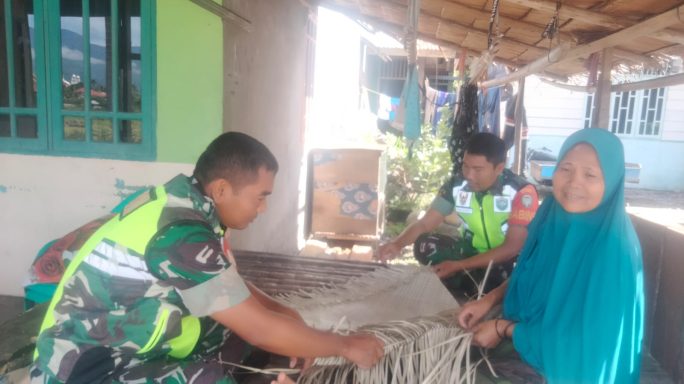 Babinsa Kodim 0108/Agara Sambangi Dan Motivasi Pengrajin Anyaman Tikar