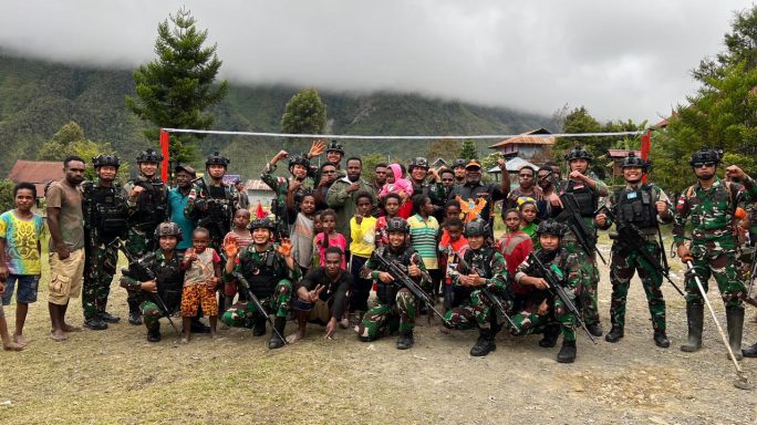 Satgas Yonif 115/ML Beri Bantuan Perbaikan Lapangan Voli dan Alat Olahraga