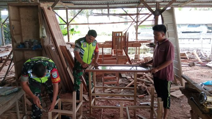 Pererat Tali Silaturahmi, Babinsa Komsos Bersama Tukang Mebel Pintu Kayu