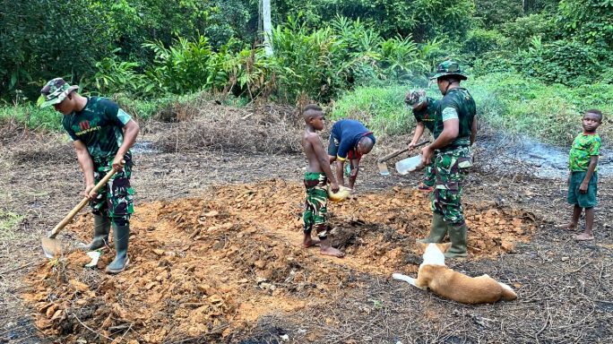 Satgas Pamtas Statis RI- PNG Yonif 111/KB Bagi Bagi Bibit Sayuran