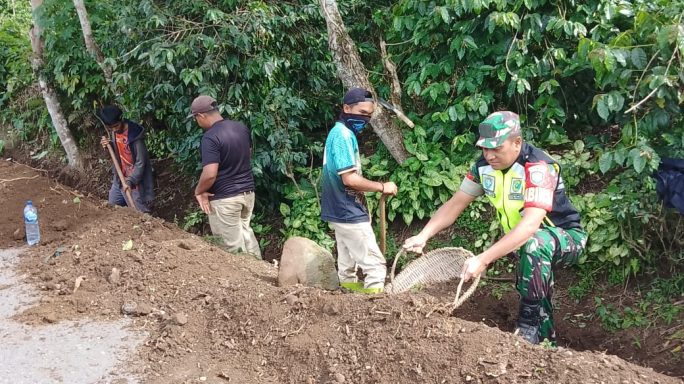 Atasi Genangan Air, Babinsa Bersama Warga Menggali Parit