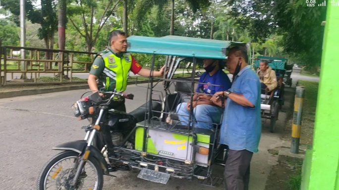 Babinsa Koramil 02/Karang Baru Komsos Dengan Abang Becak