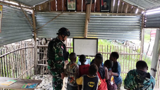 Satgas Yonif 115/ML Ajarkan Pengetahuan Dasar Komputer kepada Anak-Anak di Kampung Wuyuneri