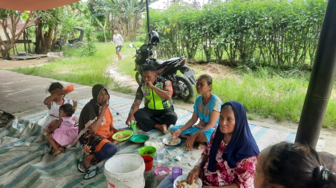 Babinsa Komsos Sembari Menikmati Makan Siang Bersama Di Rumah Warga Binaan