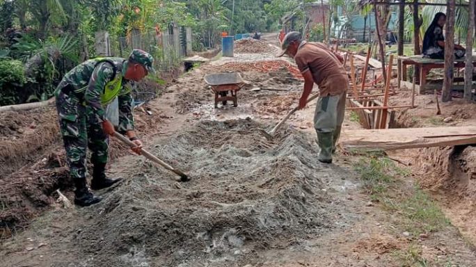 Babinsa Dan Warga Pembuatan Parit Melalui Gotong-Royong