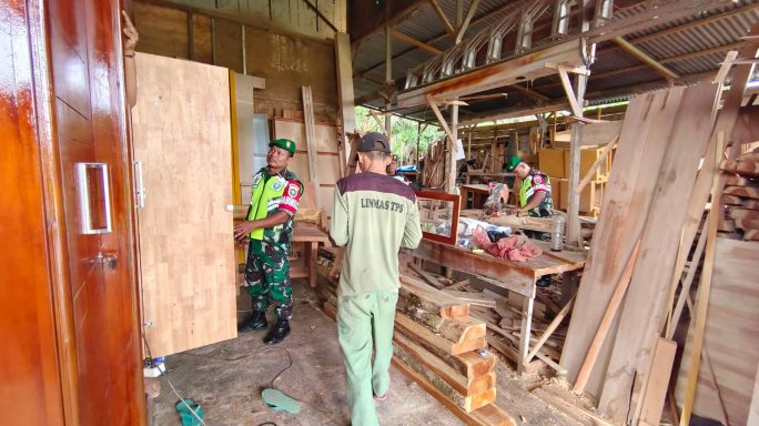 Babinsa Komsos Dengan Pengrajin Mebel, Beri Masukan Dan Motivasi Tingkatkan Usaha