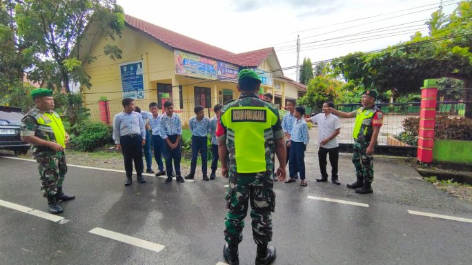Babinsa Koramil 0108-04/Babussalam Tegur Siswa Yang Bolos Sekolah
