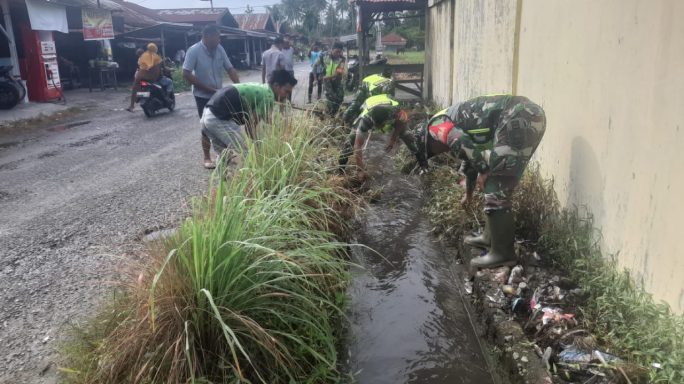 Babinsa Bersama Warga Kerja Bhakti Bersihkan Parit   