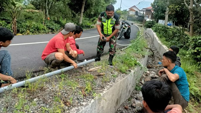 Atasi Kekurangan Air Bersih, Babinsa Dampingi Warga Memasang Pipa