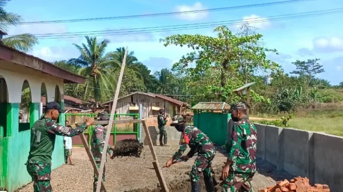 Anggota Satgas Pamtas Statis RI-PNG Yonif 111/KB Melaksanakan Karya Bakti Bantu Masyarakat Perbaiki Tempat Ibadah 