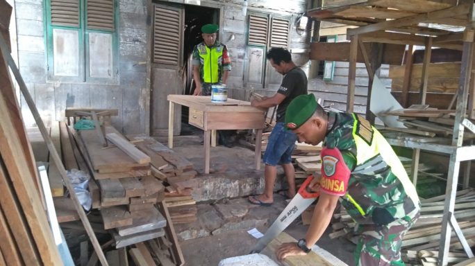 Beri Motivasi Dan Pendampingan Pengrajin Kusen Pintu Babinsa Hadir.