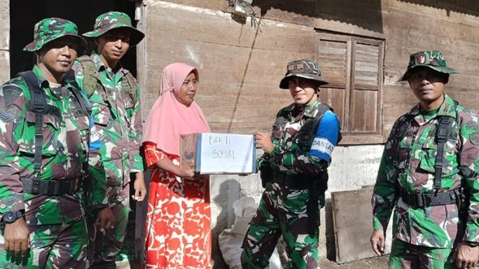 Tak Hanya Latihan Tempur, Prajurit Elang Yudha Kompi Senapan D Yonif 113/JS Laksanakan Serbuan Teritorial di Tempat Latihan.