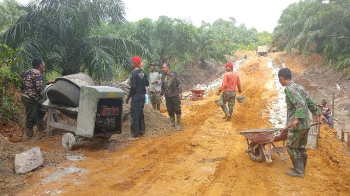Pembangunan Talud Penahan Badan Jalan TMMD ke 118 Memasuki Tahap Pengecoran