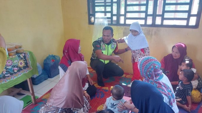 Babinsa Posramil Lawe Bulan Dampingi Kegiatan Posyandu Balita di Desa Binaan