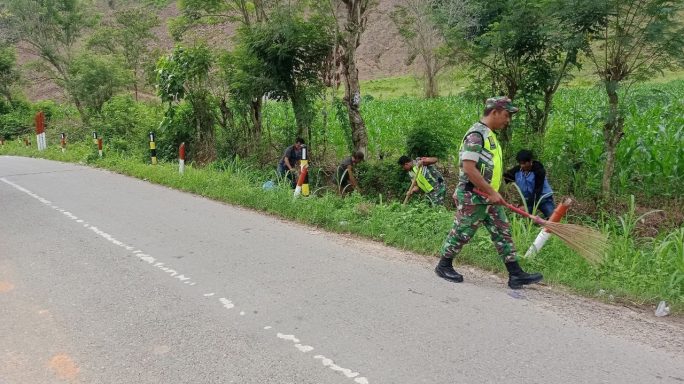 Kompak Bersama Warga Babinsa kerja Bhakti Bersihkan Parit