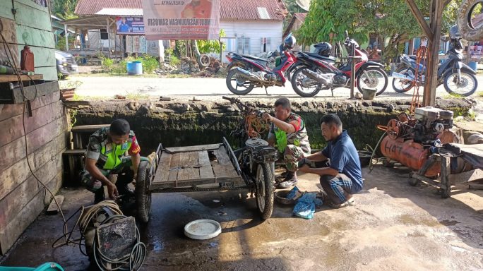 Babinsa Koramil 01/Lawe Sigala Laksanakan Komsos Dengan Warga Pembuat Becak