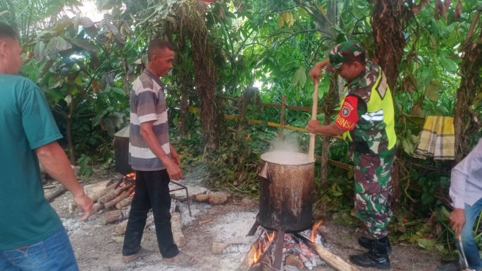 Babinsa Hadiri Acara Sunat Rasul Anak Warga Desa Binaan