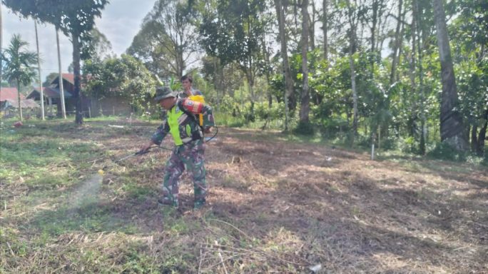 Percepat Masa Tanam Babinsa Bantu Petani Semprot Lahan