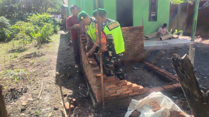 Peduli Warga Binaan Babinsa Bantu Warga Bangun Kamar Mandi