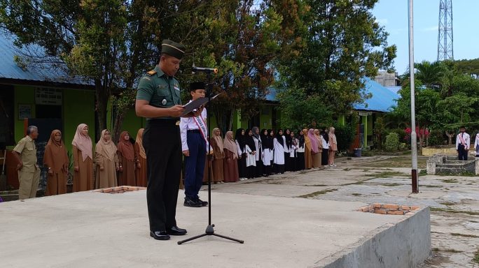 Danramil 02/Karang Baru Pimpin Upacara Bendera SMP Negeri 1 Karang Baru