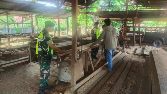 Pererat Silaturahmi, Babinsa Komsos Bersama Tukang Mebel Kayu
