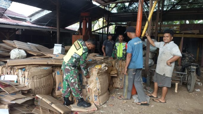 Babinsa Motivasi Warga Pengepul Barang Bekas Di Wilayah Binaan