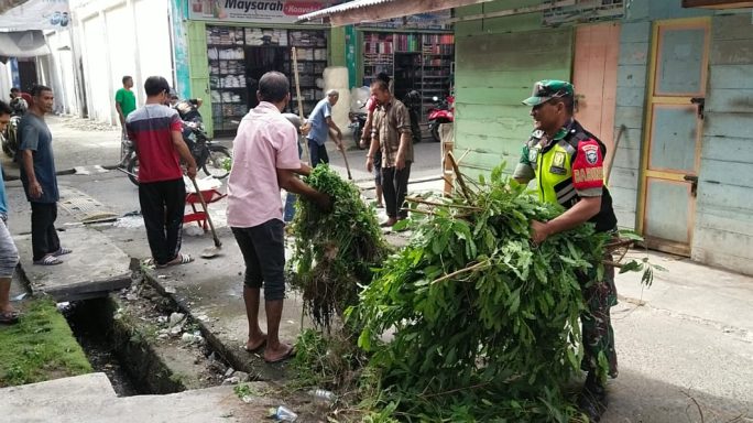 Jalin Kebersamaan, Babinsa Koramil 01/Bireuen Gotong Royong Bantu Warga Bersihkan Parit