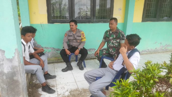 Dalam Upaya Membangun Komunikasi Positif, Babinsa dan Bhabinkamtibmas Diskusi Santai Bersama Anak Sekolah