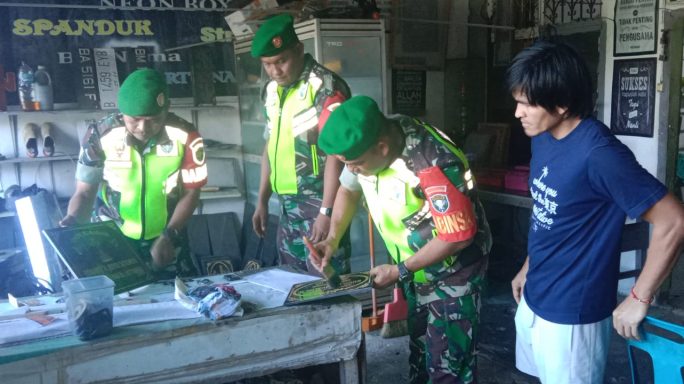 Pererat Silaturahmi Babinsa Sambangi Warga Pembuat Spanduk