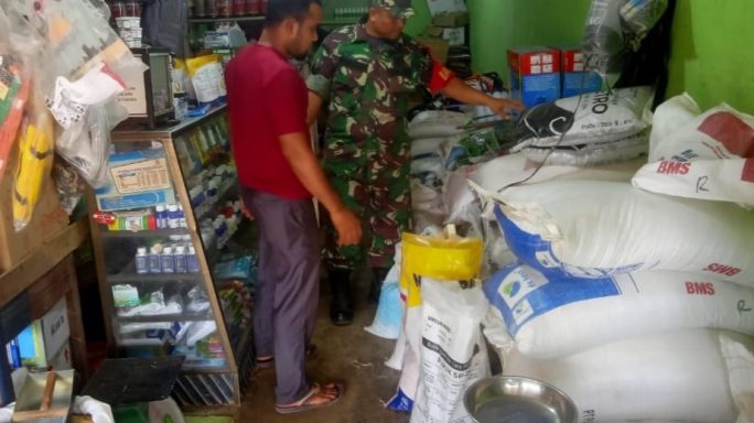 Serma Yusuf Hidayat Babinsa Koramil 17/Idi Tunong Melakukan Pemantauan Ketersediaan Pupuk Subsidi Di Kios Pengecer