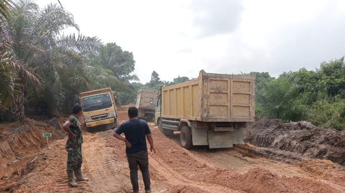Satgas TMMD Ke 118 Terus Kerahkan Dump Truck Kerjakan Penimbunan Jalan