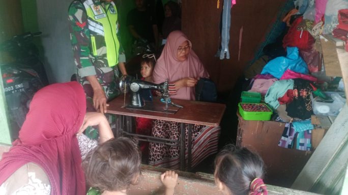 Babinsa Komsos Bersama Tukang Jahit Pakaian