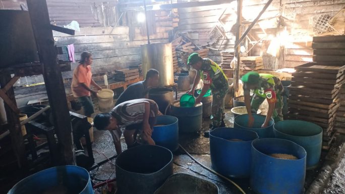 Dukung Dan Motifasi Babinsa Sambangi Warga Pembuat Tahu