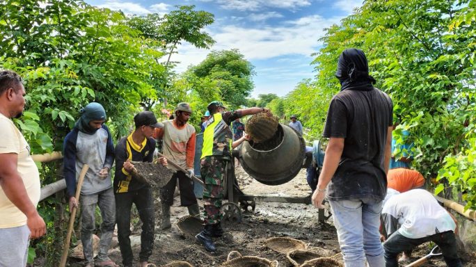 Babinsa Simpang Tiga Laksanakan Karya Bakti Dukung Pembangunan Jalan Rabat Beton di Desa Padang