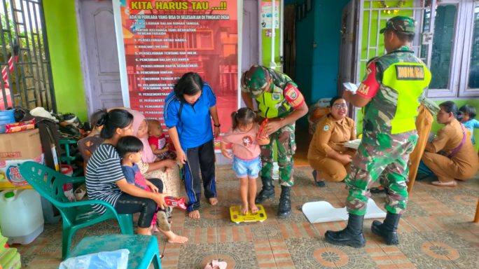 Wujudkan Balita Sehat, Babinsa Dampingi Petugas Kesehatan Berikan Layanan Posyandu