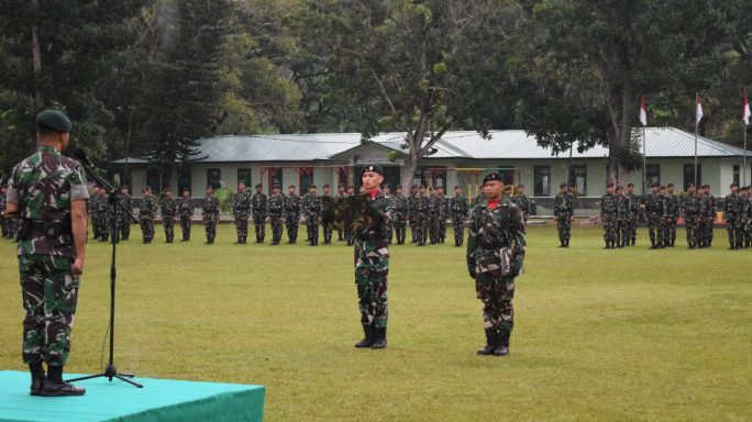 Di Bawah Guyuran Hujan, Danyonif 113/JS Pimpin Upacara Pengibaran Bendera Merah Putih dengan Khidmat.