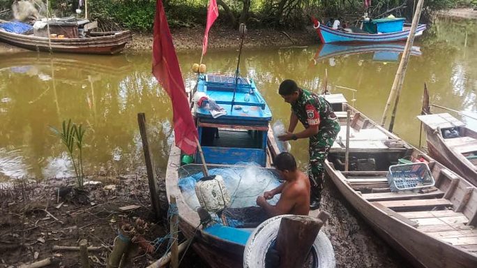 Menjadi Solusi Masyarakat, Babinsa Peudawa Bantu Perbaiki Jaring Nelayan Lokal