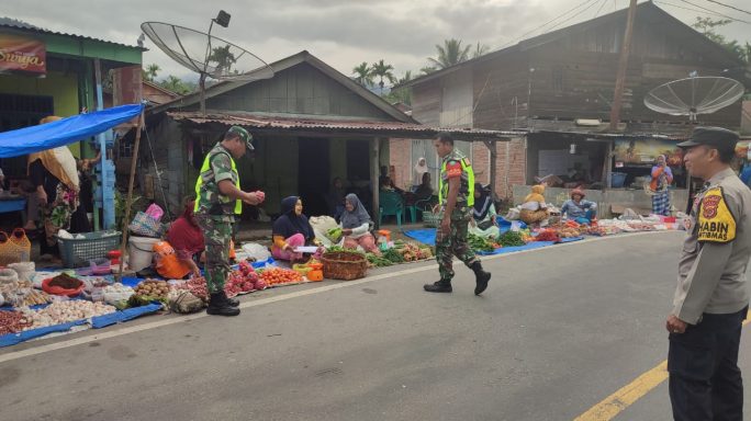 Babinsa Laksanakan Penertiban Pasar Tumpah Mingguan.