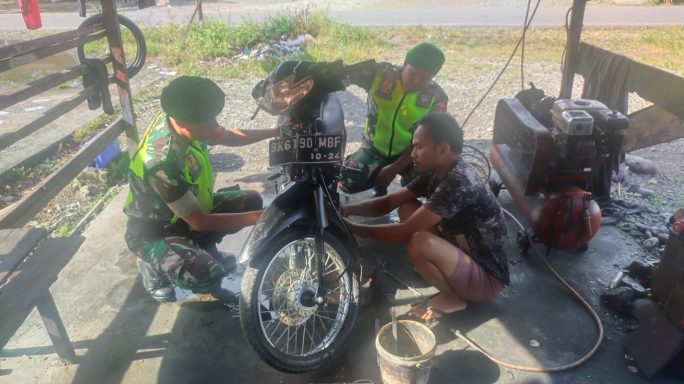 Komsos Dengan Pemilik Bengkel Motor Babinsa Beri Motivasi