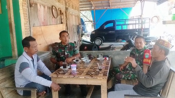Babinsa dan Masyarakat Bahas Kamtibnas di Kedai Kopi