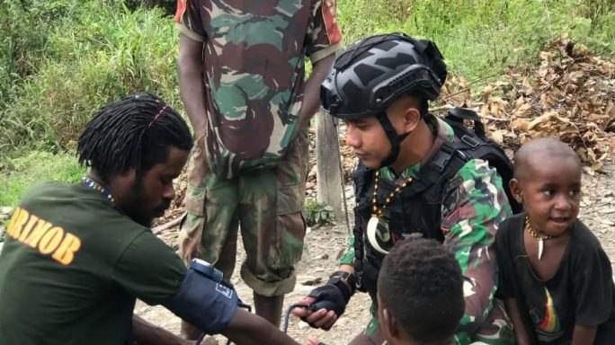 Satgas Yonif 115/ML Kembali Melayani Masyarakat yang Sakit di Kampung Tinolok