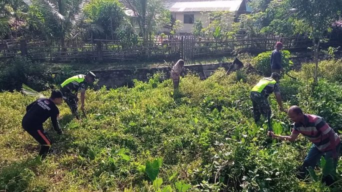 Personel Koramil 12/Sakti dan Masyarakat Gampong Cot Antusias Dalam Kegiatan Jum’at Bersih