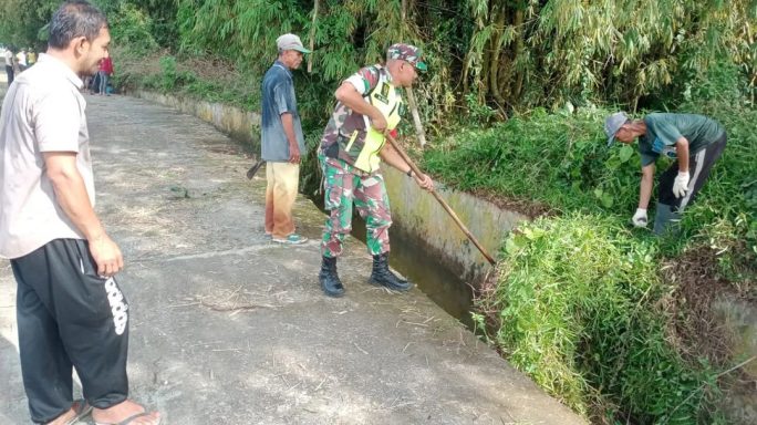 Antisipasi Terjadinya Banjir, Babinsa Glumpang Baro Gotroy Bersihkan Parit Gampong