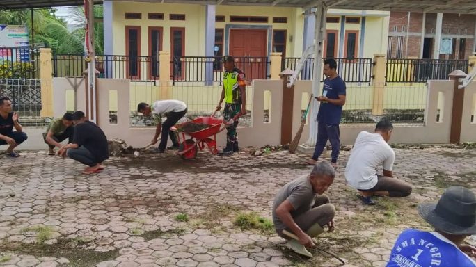 Babinsa Jangka Buya dan Masyarakat Adakan Gotong Royong Bersihkan Halaman Meunasah Menyambut Maulid Nabi