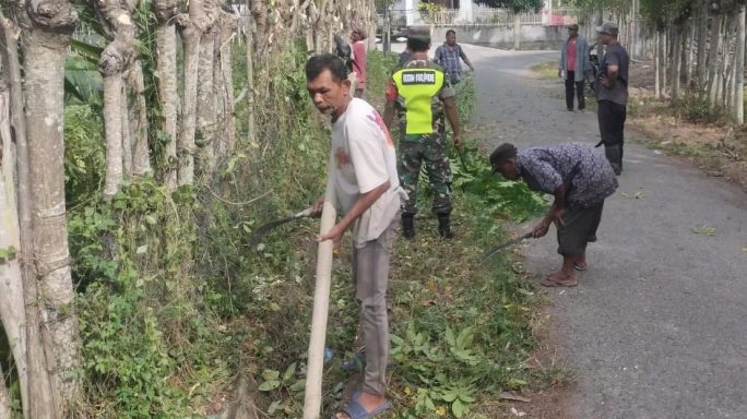 Anggota Koramil 28/Meurah Dua dan Masyarakat Bersihkan Ranting Pohon Sepanjang Jalan 
