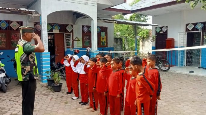 Babinsa Koramil 03/Delima Anjangsana dan Latihkan PBB Pelajar Sekolah SDN Beuah