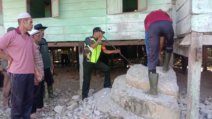 Babinsa Tangse Ikut Bergotong Royong Rehab Rumah Warga di Desa Pulo Mesjid
