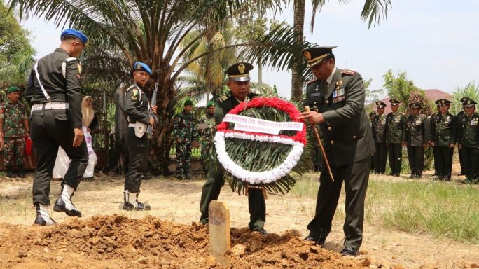 Dandim 0104/Atim Hadiri Prosesi Pemakaman Militer Anggota Sudenpom IM/1-2 Langsa
