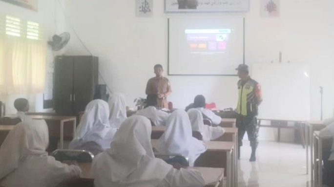 Berikan Wasbang, Babinsa Sambangi Pelajar SMPN 4 Gampong Keuneukai